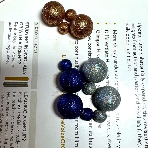 Double side glittery earrings in blue - Picture 3 of 7